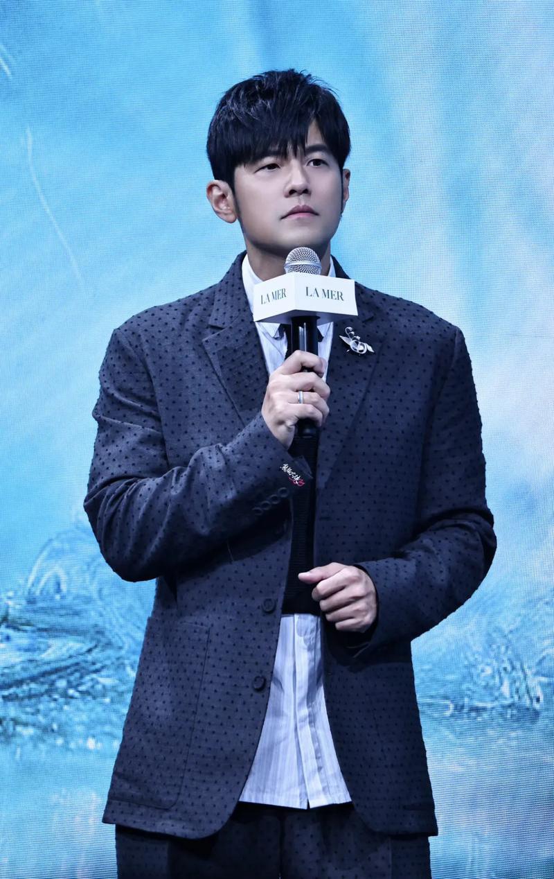 杰伦小凯合照太绝！两代顶流同框真是大破防